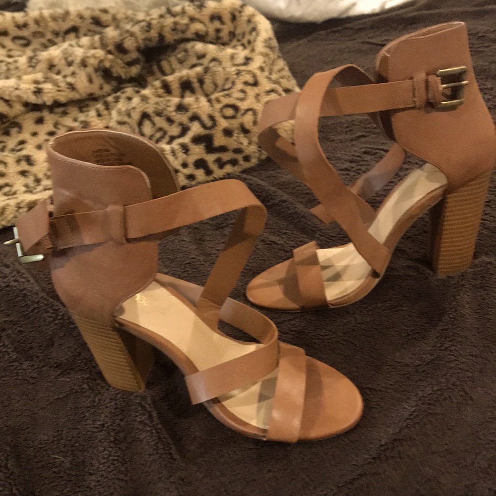 Shoe Dazzle. NWOB Block heel sandals 👡